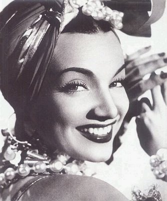 Carmem Miranda também era musa do cinema e ajudou a popularizar o turbante, o lenço amarrado na cabeça.